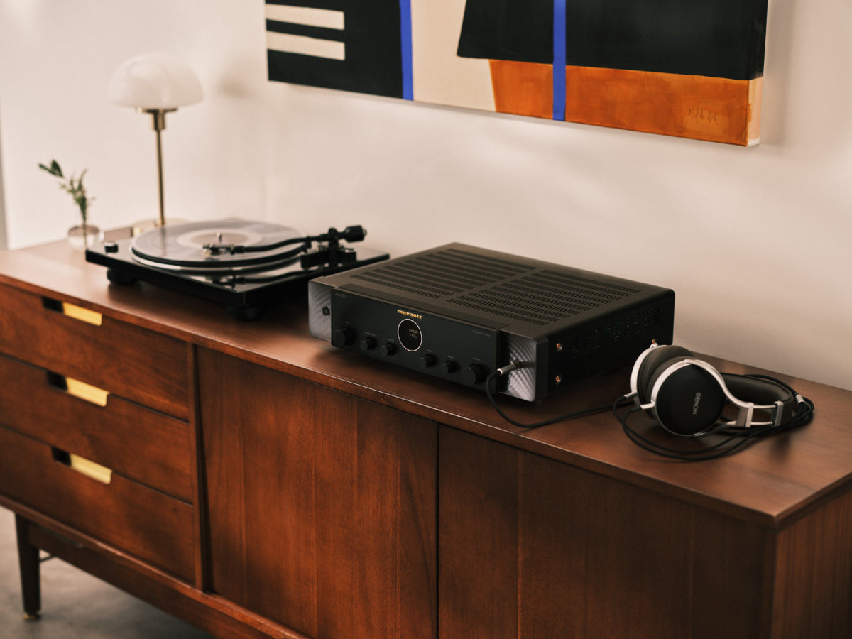 Marantz MODEL 70, musta, olohuoneessa